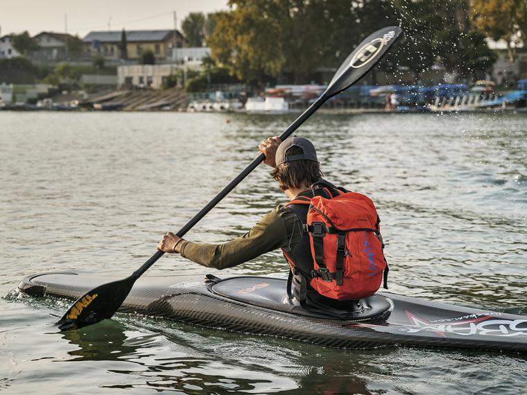 Mochila flotante ideal para deportes acuáticos