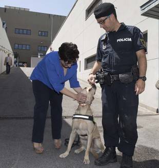 Susana Pérez Quislant saludando a un agente canino