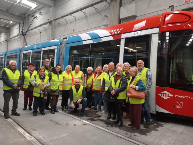 Metro Ligero Oeste refuerza su compromiso con la seguridad de las personas mayores en el transporte público