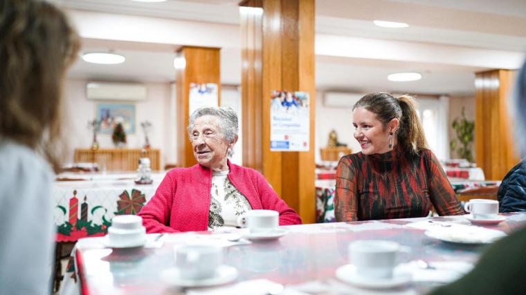 La Comunidad de Madrid triplica las plazas del programa Navidad en Compañía para combatir la soledad no deseada entre los mayores