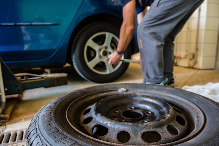 La DGT recuerda que tener el coche en buen estado puede salvarte la vida