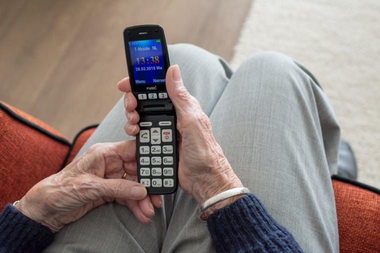 La Comunidad de Madrid ofrece un curso online para que los mayores aprendan a usar el móvil