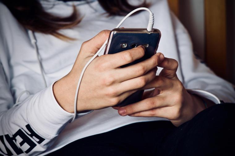 Más del 20% de los menores sufre ansiedad al limitar su uso del móvil