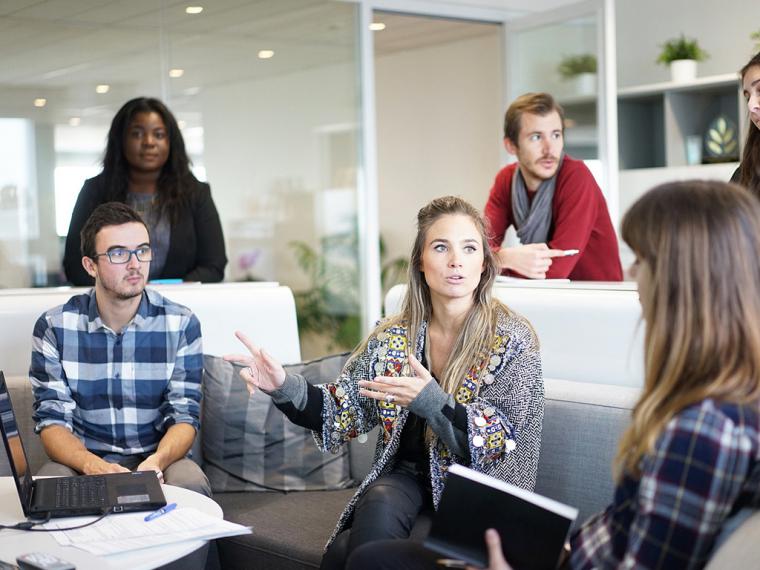 Las mujeres emprendedoras trabajan más en equipo y tienen jornadas laborales más cortas que los hombres