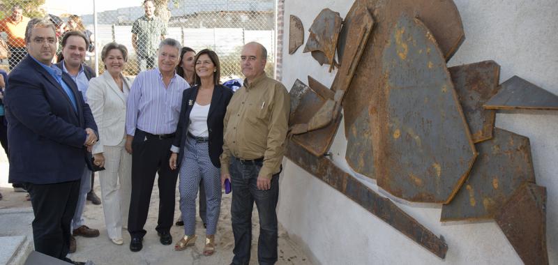 El presidente de la Asociación Cultural La Poza, Ricardo Pérez,  con Paloma Adrados en el lavadero de La Poza