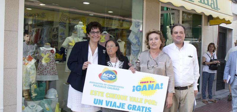 Entrega del premio de la campaña “Rasca y gana” de la Asociación de Comerciantes “Pozuelo Calidad” 